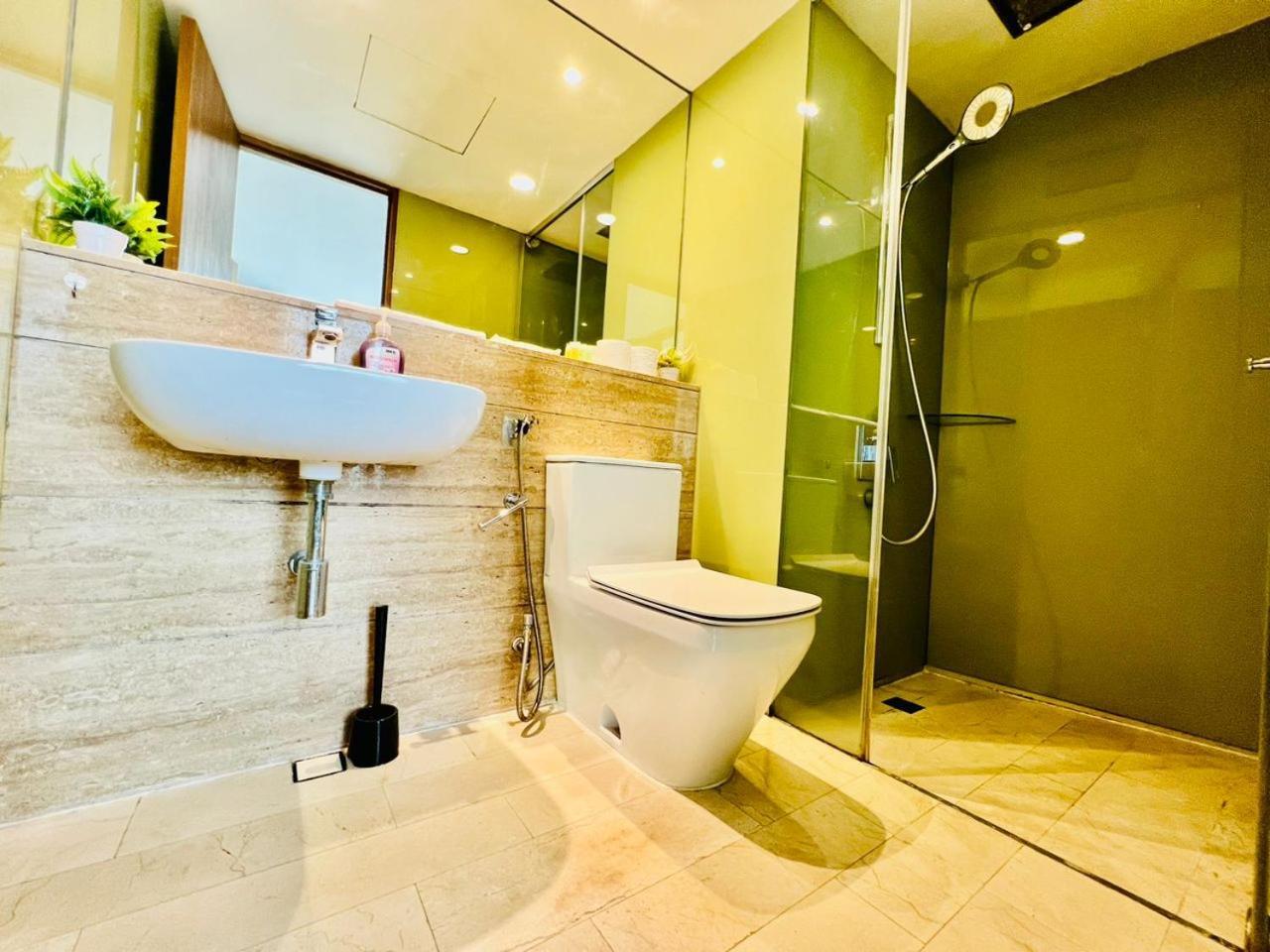 Vortex Suites Klcc By Moonlight Kuala Lumpur Exterior photo